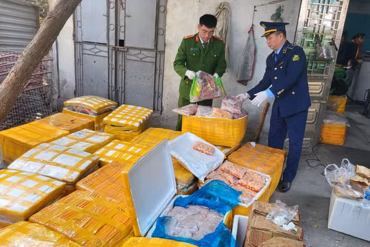 Hà Nội: Hơn 1 tấn thực phẩm, chân gà rút xương, lòng lợn bẩn bị thu giữ