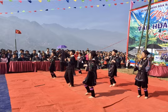 Hàng ngàn người vui hội xuân bản Mông tại Sa Pa