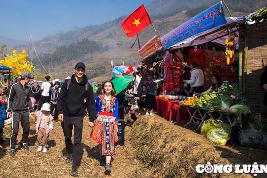 Lào Cai: Tháng Tết đón 70 vạn lượt du khách, doanh thu hơn 2.400 tỷ 