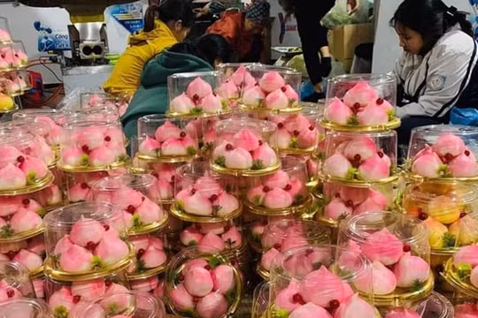Người tiêu dùng săn lùng mua các loại bánh bao độc lạ cúng Rằm tháng Giêng