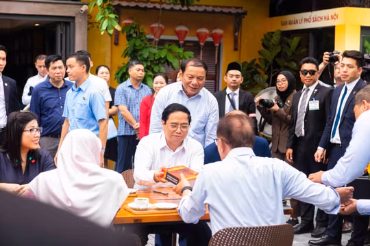 Thủ tướng Phạm Minh Chính và Thủ tướng Malaysia tham quan Phố Sách Hà Nội