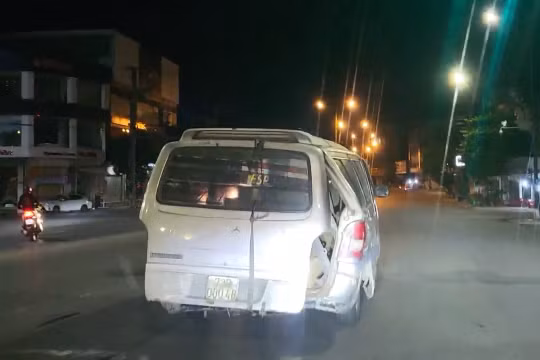 Quảng Trị: “Hú hồn” với xe khách chở gỗ chạy tốc độ “bàn thờ”