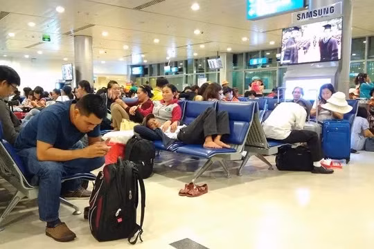 Khách được quyền đổi chuyến bay nếu chậm 2 tiếng trở lên
