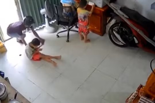 Manh động hình ảnh người đàn ông xông vào nhà dân giật điện thoại trên tay bé trai