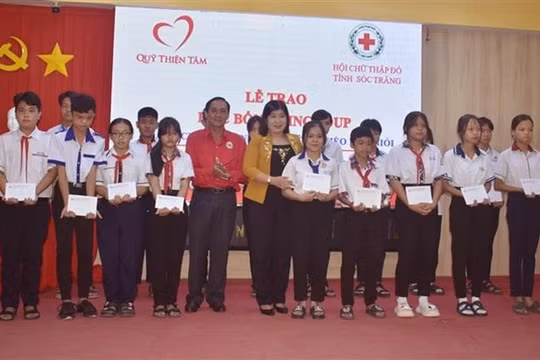 Trao học bổng cho học sinh nghèo vùng dân tộc thiểu số Sóc Trăng vượt khó học giỏi