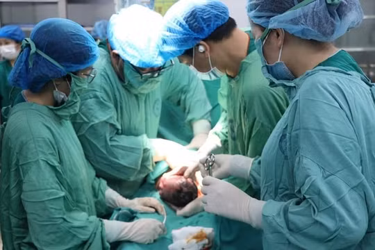 Bệnh nhi sau khi chào đời được phẫu thuật tim ngay để chữa khuyết tật