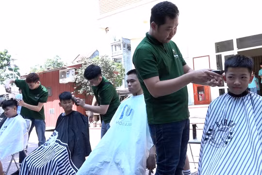 Những tay kéo “đặc biệt” cắt tóc cho những trẻ em “đặc biệt”