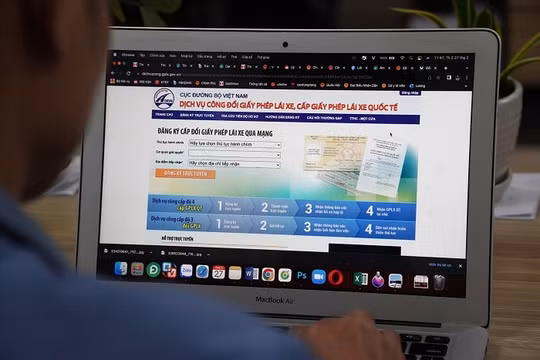 Hà Nội tăng cường hướng dẫn cấp đổi giấy phép lái xe qua mạng