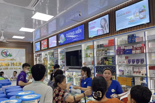 Hà Nội: Kit test, thuốc cảm cúm, khẩu trang "nóng" theo Covid-19