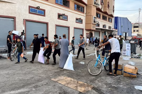 Người dân Gaza đột nhập vào các trung tâm viện trợ lấy đồ tiếp tế