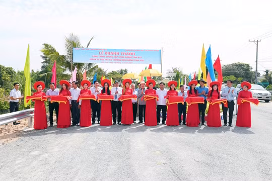 Nam A Bank hỗ trợ 10 tỷ đồng xây cầu, đường tặng bà con Long An