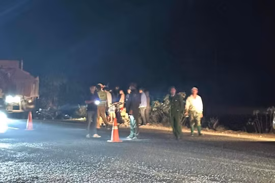Tông đuôi xe tải, 2 người đi xe máy thương vong