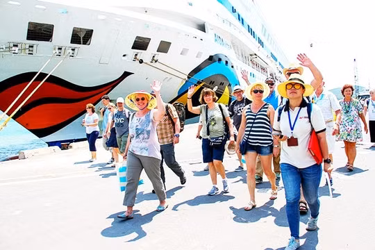 Du khách quốc tế đến Việt Nam tăng mạnh, vượt mốc 11 triệu khách