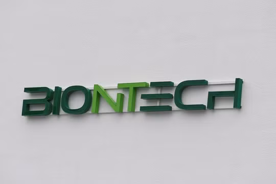BioNTech đối mặt với vụ kiện đầu tiên về tác dụng phụ của vắc xin COVID
