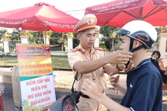 Lực lượng Cảnh sát giao thông hỗ trợ người dân về quê ăn Tết