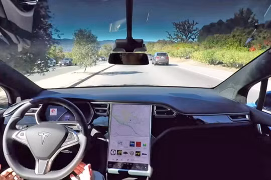 Video quảng cáo tự lái của Tesla bị tố 'được dàn dựng'