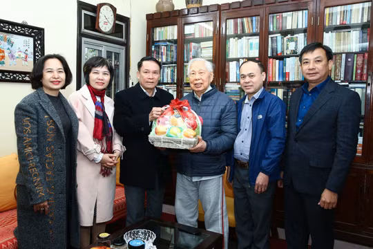 Lãnh đạo Hội Nhà báo Việt Nam thăm và chúc Tết nhà báo lão thành Phan Quang