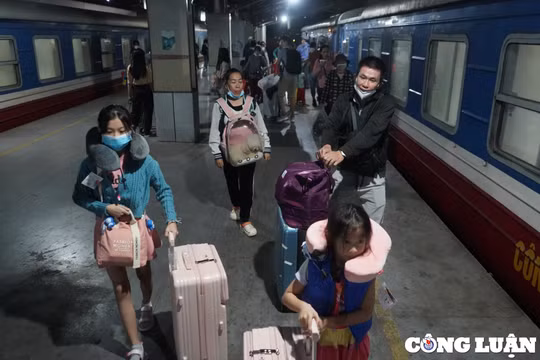 Ga Sài Gòn nhộn nhịp người về quê đón Tết