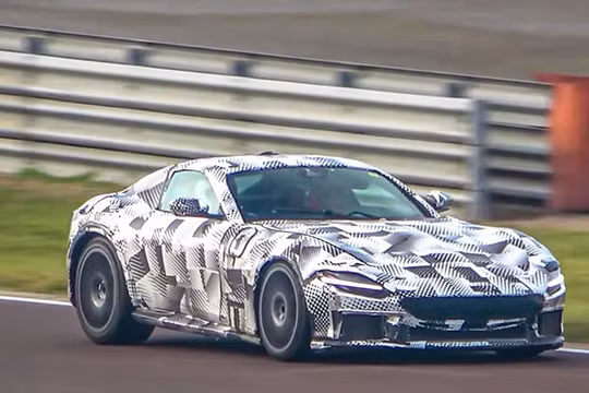 Siêu xe thay thế Ferrari 812 Superfast chạy thử trên đường đua