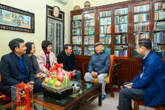 Lãnh đạo Hội Nhà báo Việt Nam tới thăm và chúc Tết nhà báo lão thành Phan Quang