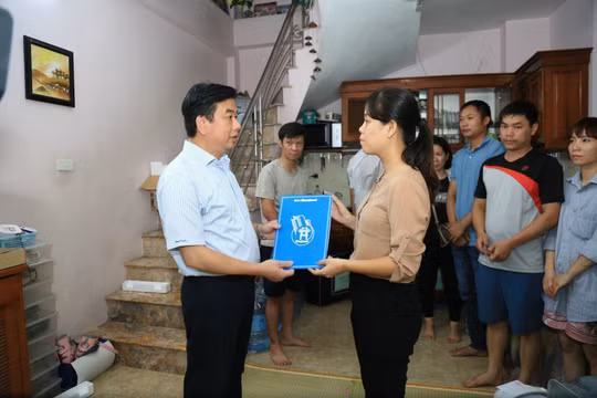Báo Hànộimới trao quà hỗ trợ khắc phục hậu quả vụ cháy ở quận Thanh Xuân