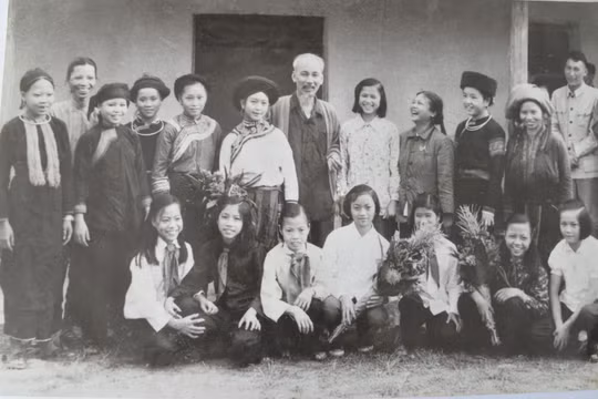 Lào Cai: Nhiều hình ảnh tư liệu lịch sử trưng bày tại Nhà lưu niệm Chủ tịch Hồ Chí Minh