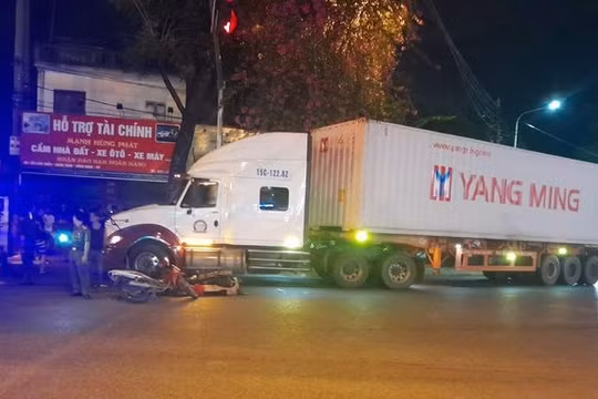 Đi xe máy không đội mũ bảo hiểm, di chuyển tốc độ cao gây tai nạn nguy hiểm