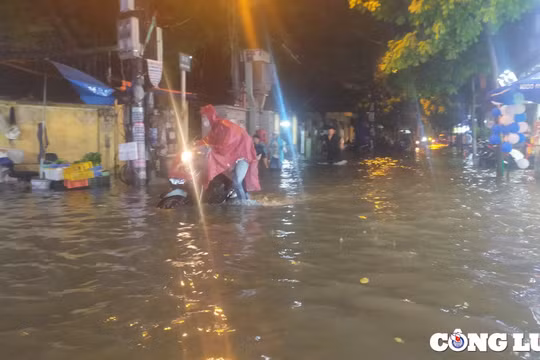 Hà Nội: Mưa lớn chiều tối, đường phố ngập nước, ùn tắc giao thông