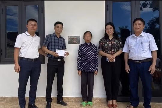 Tạp chí Đầu tư Tài Chính trao nhà tình thương cho gia đình có hoàn cảnh khó khăn