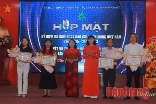 Hậu Giang trao giải cho các tác phẩm đạt giải Báo chí tỉnh lần thứ XIX năm 2023