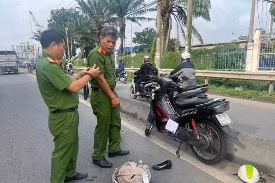 Bình Dương: Xe máy va chạm xe tải chạy cùng chiều, một người phụ nữ tử vong thương tâm