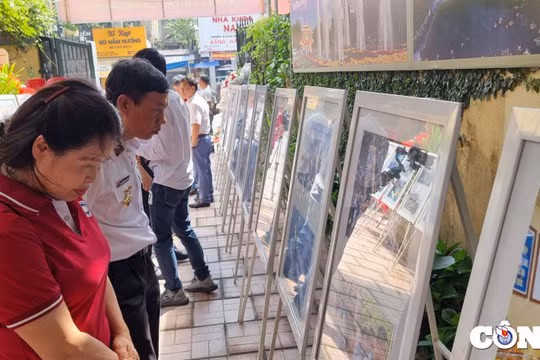 Trưng bày ảnh với chủ đề “Bộ đội Cụ Hồ - Người chiến sĩ hải quân”