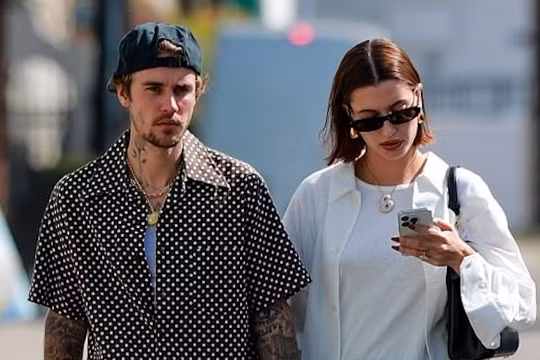 Justin Bieber lấy lại vẻ ngoài phong độ khi cùng bà xã Hailey Baldwin xuống phố