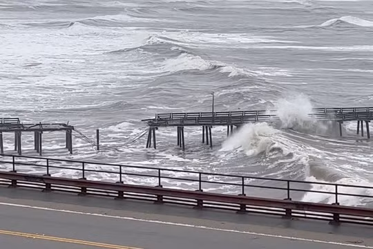Bão lớn khiến hàng chục nghìn người mất điện ở California