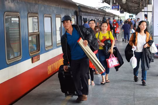 Ngành đường sắt khuyến cáo người dân không mua vé qua "cò mồi, chợ đen"