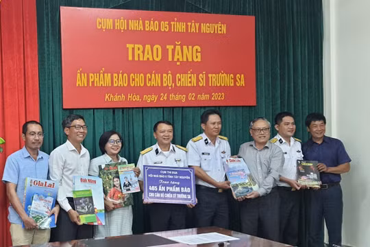 Tặng gần 500 ấn phẩm báo Xuân Quý Mão cho cán bộ, chiến sĩ Trường Sa