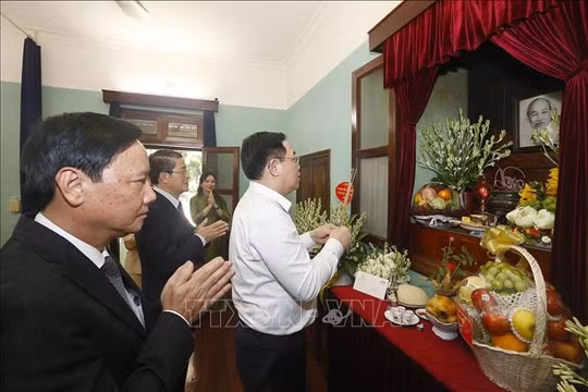 Chủ tịch Quốc hội Vương Đình Huệ dâng hương tưởng niệm Chủ tịch Hồ Chí Minh