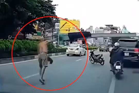 Hà Nội: Bắt người đàn ông đứng giữa đường phi dao cắm vào kính ô tô