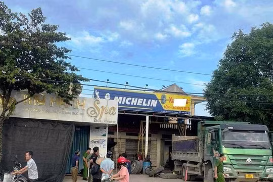 Ninh Bình: Lốp ô tô nổ bất ngờ, 2 người tử vong