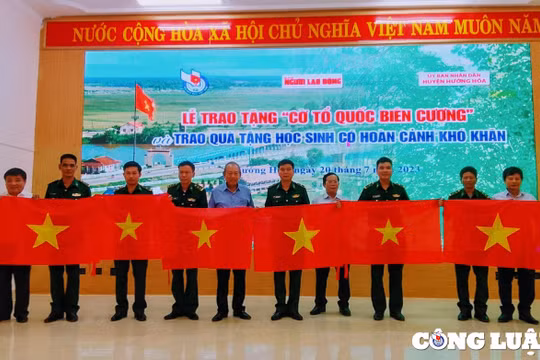 Trao cờ Tổ quốc cho Bộ đội Biên phòng và người dân vùng biên giới huyện Hướng Hoá, Quảng Trị