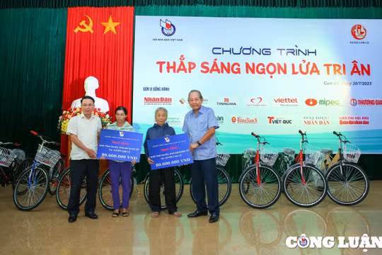 Nhiều phần quà ý nghĩa gửi đến gia đình chính sách, học sinh nghèo hiếu học huyện Cam Lộ, Quảng Trị