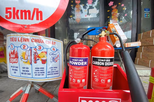 Hà Nội: Lo sợ cháy nổ, người dân đổ xô đi mua các thiết bị phòng cháy, chữa cháy
