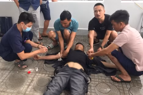Phú Thọ: Dùng gậy nhôm gạt đường dây điện cao thế, người đàn ông bị điện giật bỏng nặng