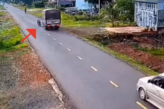 Bất ngờ bẻ lái, xe máy lao vào ô tô tải