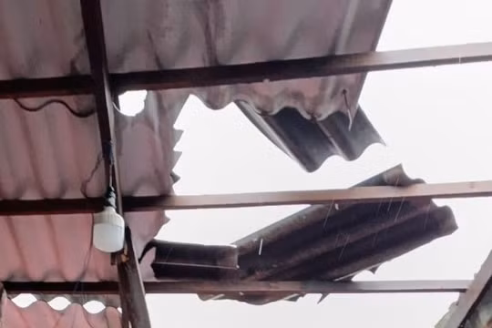 Bạc Liêu: Mưa lớn kèm lốc xoáy làm sập, tốc mái 82 căn nhà người dân