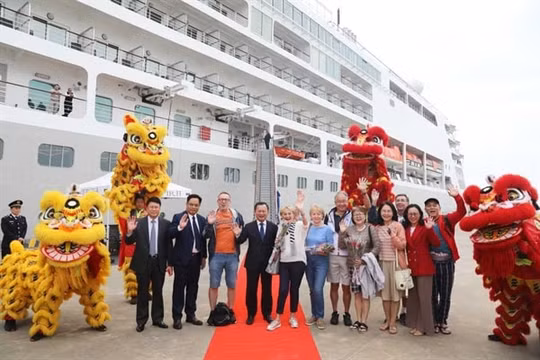 500 du khách quốc tế đến Quảng Ninh đúng ngày đầu tiên của Tết Quý Mão