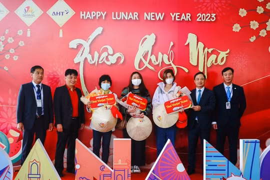 Đà Nẵng đón đoàn khách Thái Lan ‘xông đất’ vào ngày đầu năm mới Quý Mão 2023