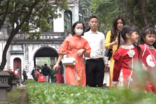 Hà Nội: Người dân nô nức đi lễ chùa cầu an đầu năm mới