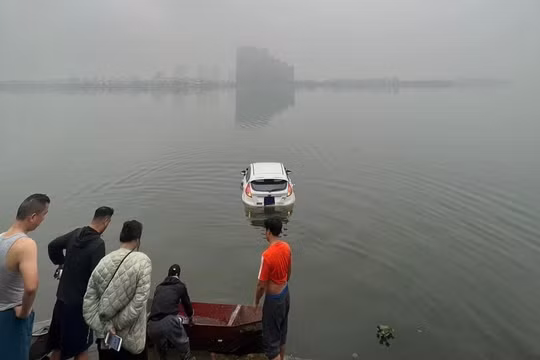 Hà Nội: Người phụ nữ lao thẳng ô tô xuống Hồ Tây vì đạp nhầm chân ga
