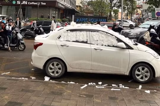 Xôn xao ô tô dừng đỗ bị dán băng vệ sinh khắp xe